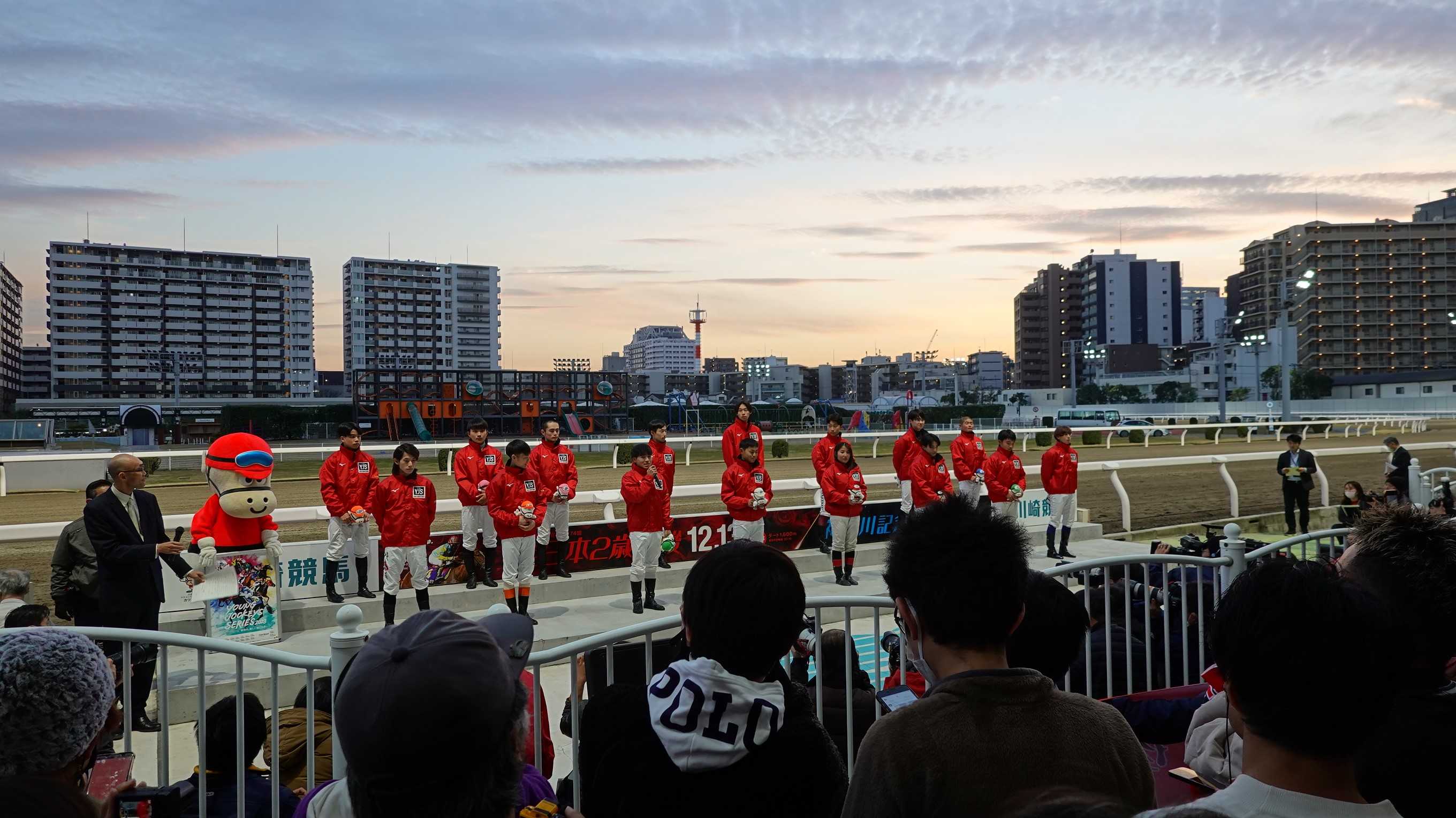 シカゴ近郊にある伝統的で美しい競馬場 | Fun Travel