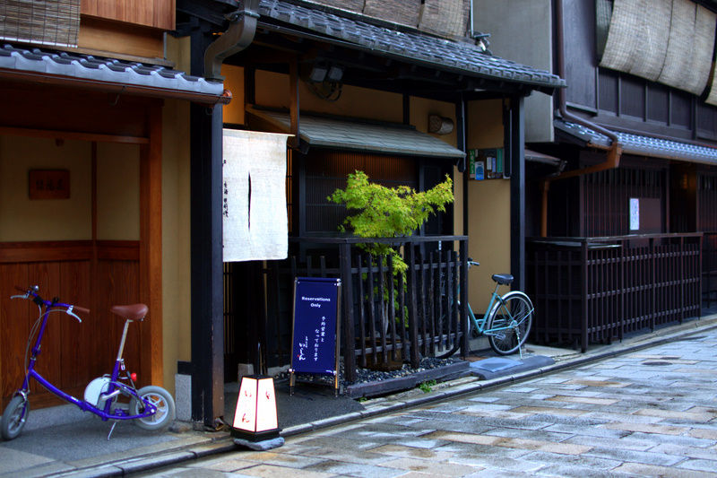 京都・祇園で雅な茶詠み体験。老舗茶問屋のお茶と一口菓子の魅惑のペアリング｜るるぶ&more.