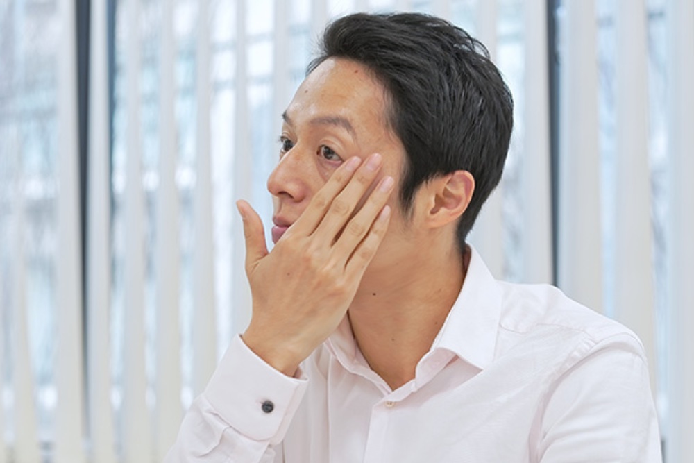 大人が試すべき、顔のたるみに効く「表情筋トレ」【40代メンズの顔ドリル】 | UOMO