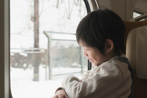 保育で使える電車ごっこ遊びのやり方。ねらいや、ダンボールの手作りおもちゃ | 保育士の転職・採用は【保育士バンク！】