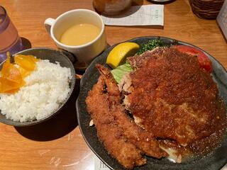 店主の人情に、ホロリと旨い。「もなみ」の大判ハンバーグ。【大阪・洋食】 - 洋食