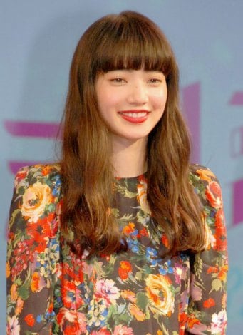 小松菜奈、センター分け×スーパーロングヘア・鼻ピで雰囲気ガラリ「別人みたい」「異次元の美しさ」 - モデルプレス