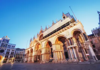 Venezia, 2010.  観音開きの板戸、緑色のブラインド、白いカーテン、ピンクと白の花。気候に対しても街に対してもさまざまに関係づくことのできる豊かな窓。 #建築