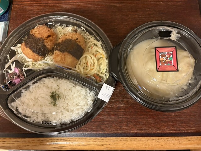 今日の昼食は羽田空港にて新宿アカシアのロールキャベツ。懐かしい！そして飛行機が飛び立つのを見るとワクワクしますね。 #ウッドベース #昼食 