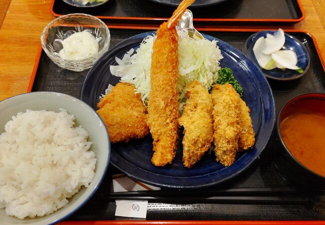 とんかつ三金（とんかつ/四谷）<br>メンチが秀逸な950円のランチ定食