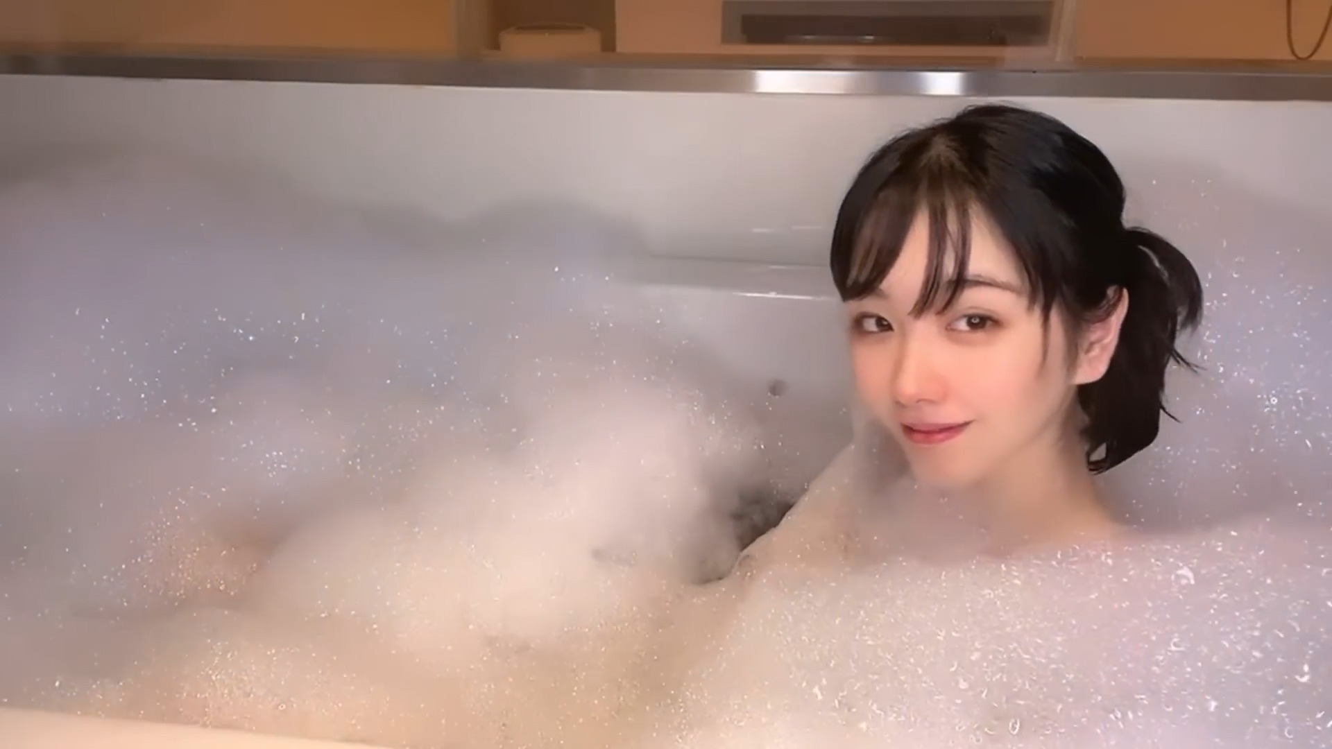 ノーブラYoutuber、乳首おっぱい！前かがみすぎてチラつくｗｗｗｗｗｗｗ - 裏ピク