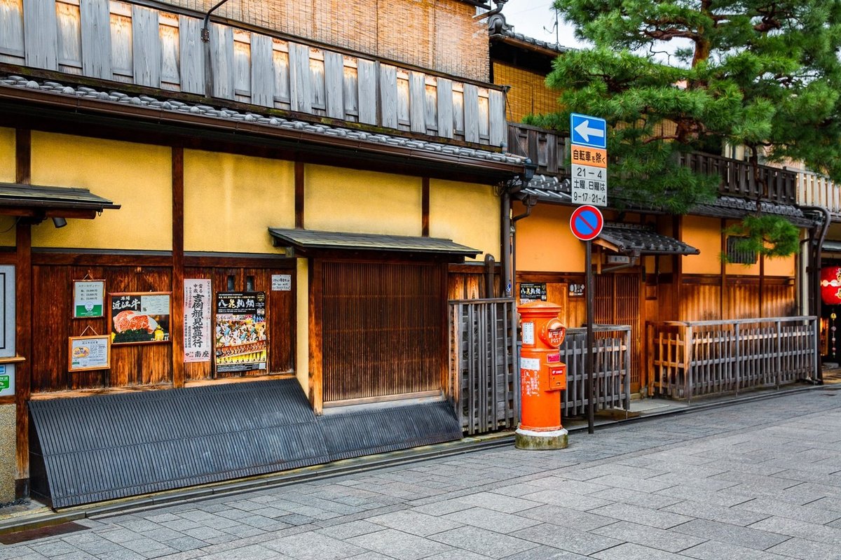 京都 祇園新橋通り 人力車の写真素材 [27335510]