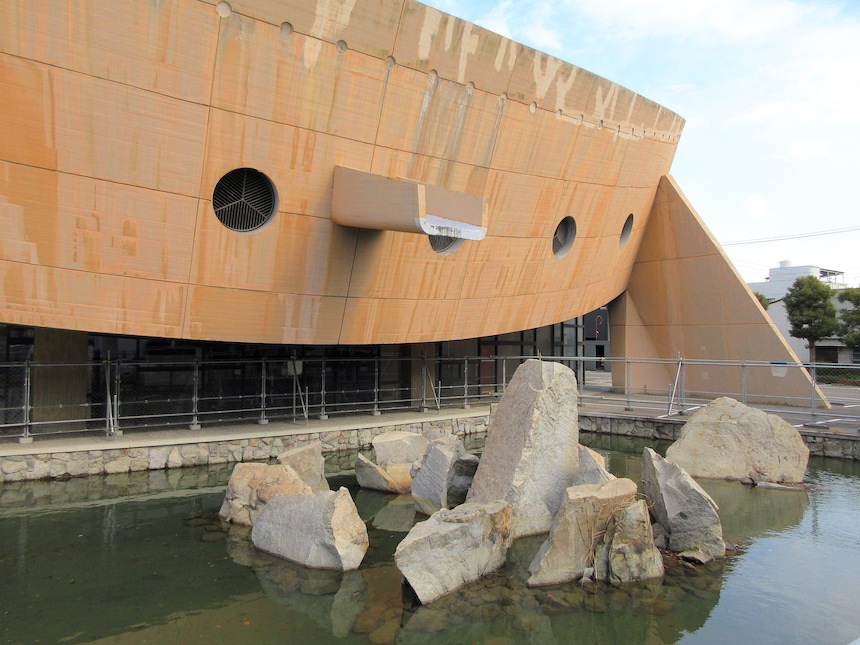 庵治石の手磨き体験 – 純愛の聖地庵治・観光交流館（高松市庵治町）