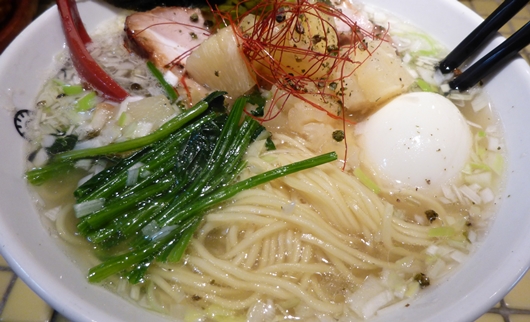 あなたの街のマンガ飯 | ラーメンにパイナップル！驚きのラーメンを提供している「パパパパパイン」 | すまいのストーリー