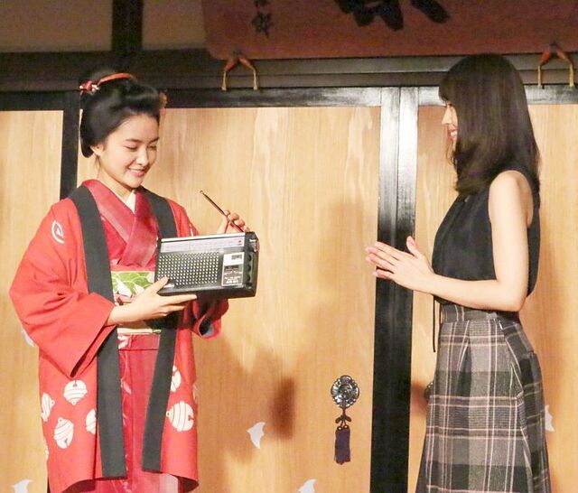 福士蒼汰＆有村架純が“肩ズン”再現 ファン悲鳴に「恥ずかしい」 | エンタメOVO（オーヴォ）