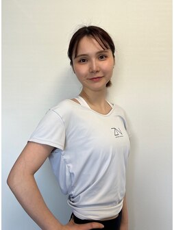 みなさんこんにちは！全力ストレッチ赤坂店です☺️💐 とっても素敵なRIKOトレーナーがおしりのストレッチを教えてくれました〜🍑🫶🏻  おしりはデスクワークなどで固まりやすい筋肉で腰痛の原因になることも、、🥲