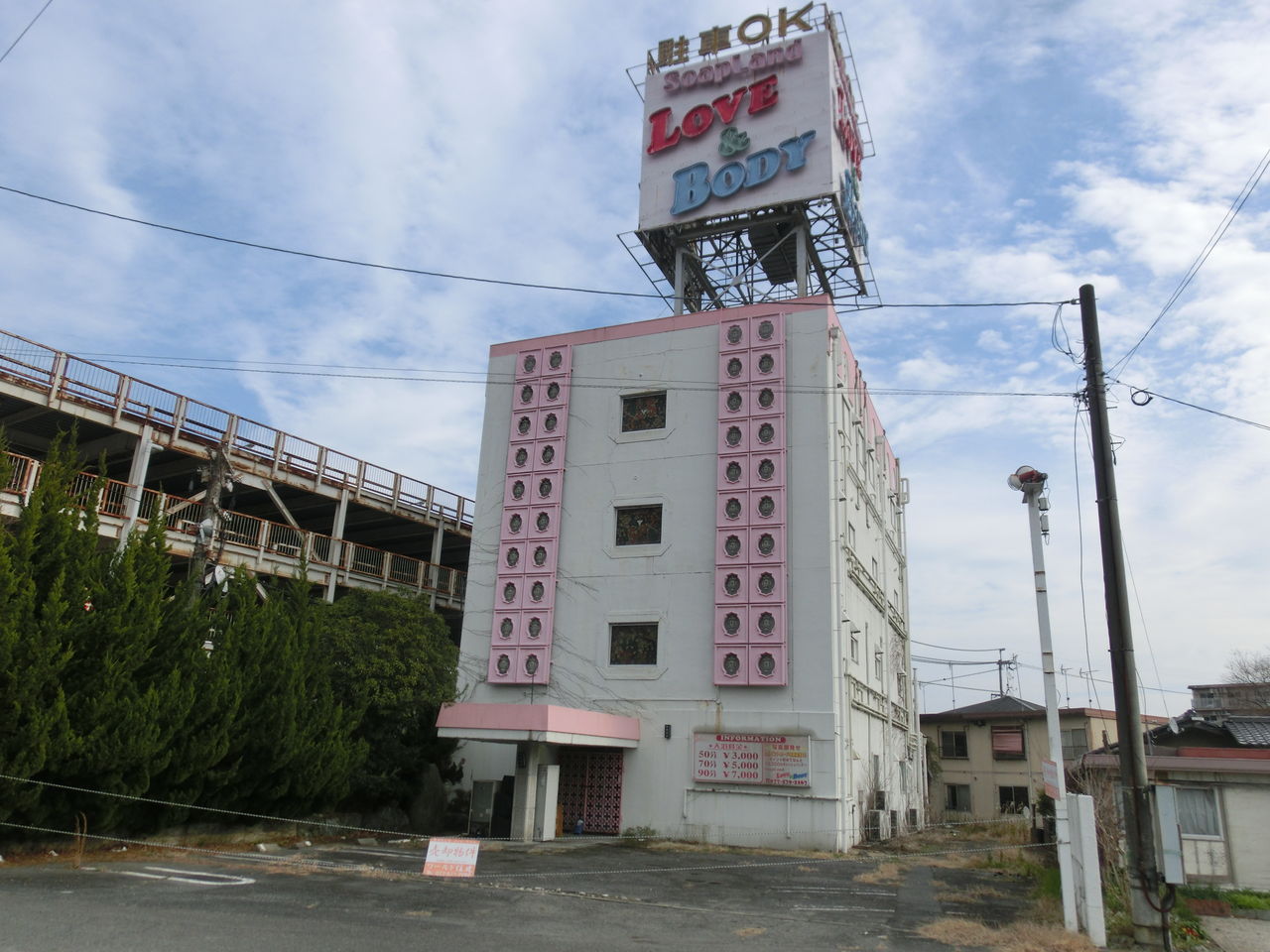 4ページ目）「まるでテーマパーク」風光明媚な地に突如現れた〝異界〟…「雄琴」に今なお熱心に通うお客がいるワケ | FRIDAYデジタル