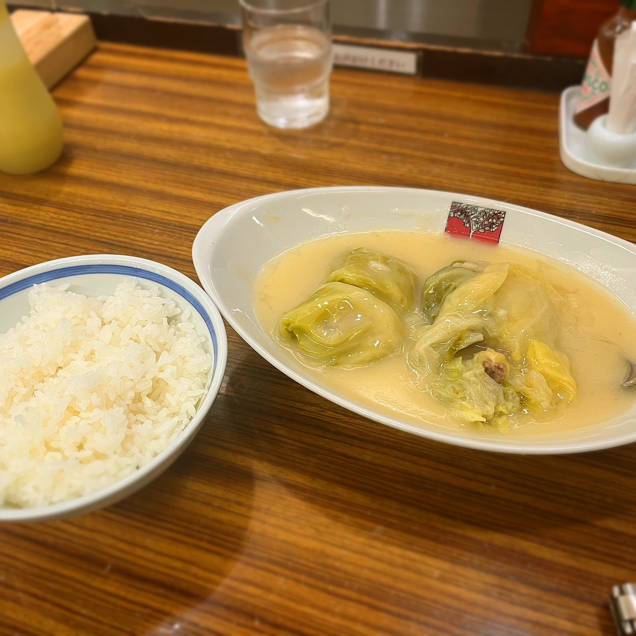 感激】羽田空港で食べる激ウマロールキャベツ！【新宿アカシア】 - みりタビ