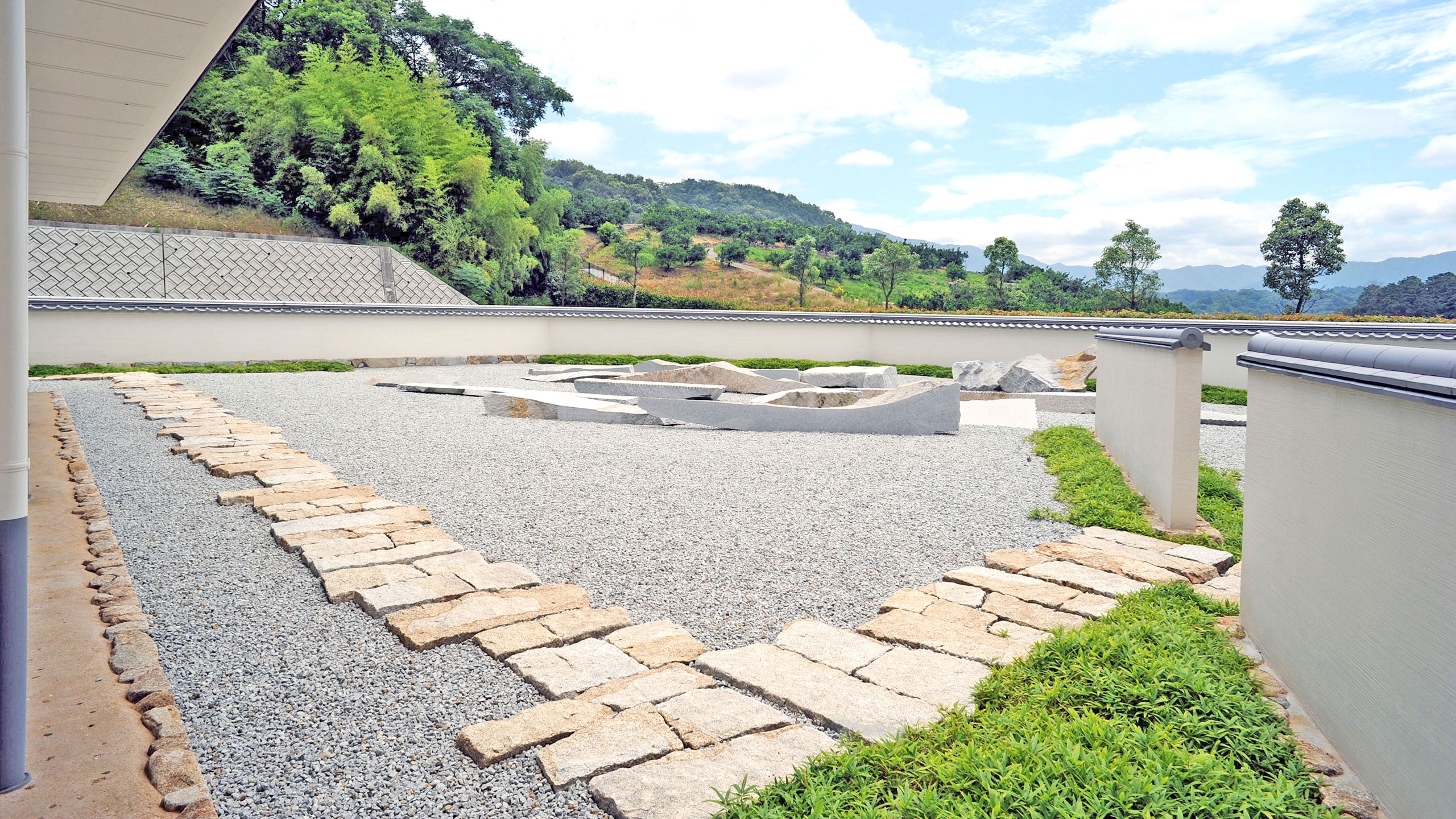 旧香川県立体育館 石庭 ―