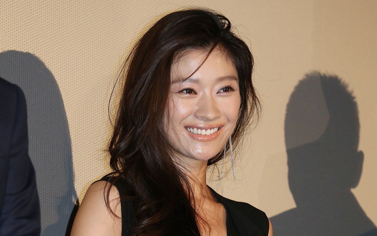 篠原涼子(お宝) ・・篠原涼子 おっぱい丸見え