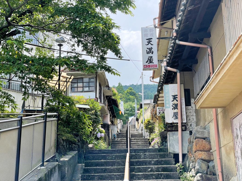 登山】生駒山登頂を目指して① 生駒新地 知らずに遊郭歩いてた｜Ⓜ︎/旅する全国転勤OL